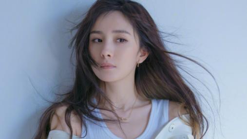 |杨幂最新造型登新刊，慵懒居家风格引热议，真是越来越漂亮了！