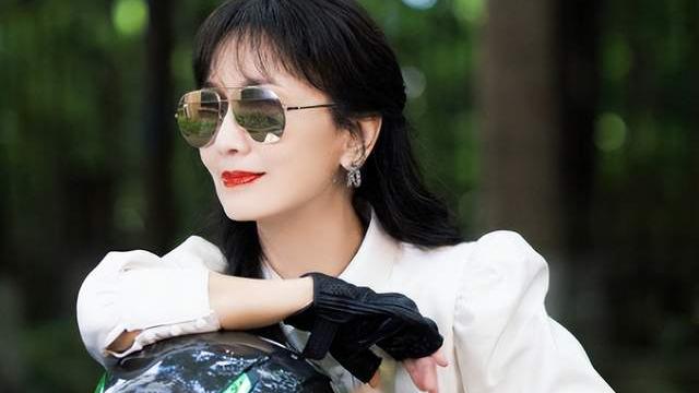 化妆师 古典第一美人，68岁骑摩托，涂红唇戴墨镜又美又飒，秒变飞车女侠