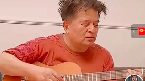 节食减肥|被毕姥爷逗笑了，因疫情闲在家弹吉他，生活惬意到发型都不理了！