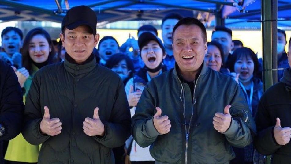 刘德华|刘德华时隔多年再与单立文合作，合影两人站c位，华仔帽子被调侃