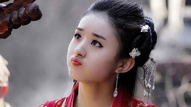 赵丽颖|赵丽颖出席活动，白色旗袍，端庄优雅，明艳动人！网友：整容了？