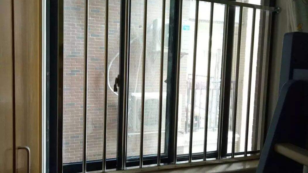 高层住宅窗户外要不要装护栏？