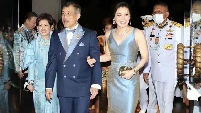 张颖颖|很开心，拉玛十世为母庆生获众贵妇追捧，素缇达深v无袖装争宠