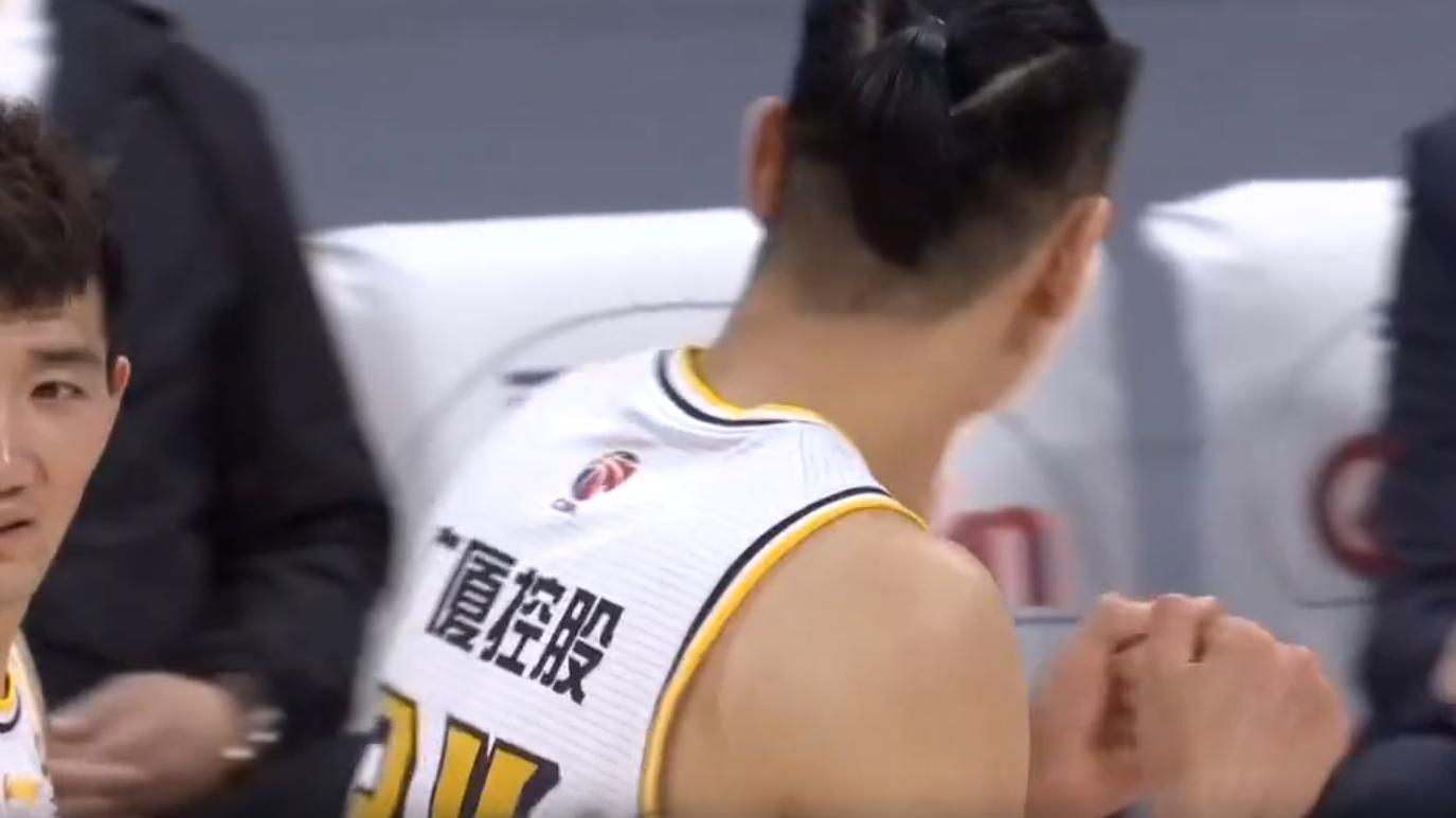许钟豪|许钟豪肘击罗汉琛，谁注意此后举动？未道歉，随后懵逼+摊手无奈
