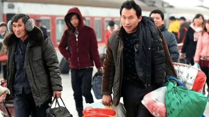 河北农民工提前回家过年，抽中华喝茅台，3天输掉7万块，遭人嘲笑