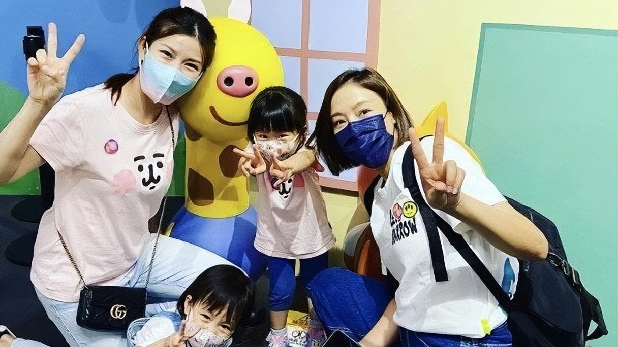 杨怡|TVB视后晒近况！与2岁女儿享受亲子乐，小家伙不时的对镜头比耶