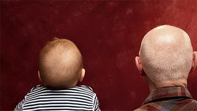 秃顶|男子坚持半年不用洗发水，秃顶也能长满黑发？你敢尝试吗？