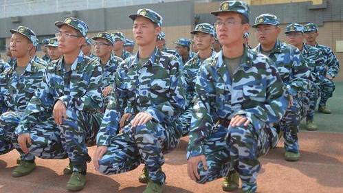 热舞|大学生军训火辣热舞火了，脱外衣露亵衣惹争议，网友：像酒吧舞女