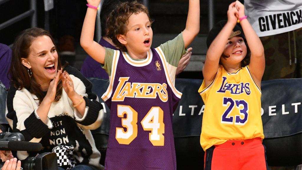 侯佩岑|妈妈好伟大！娜塔莉波特曼「变身最强奶妈」，背娃出门全被拍