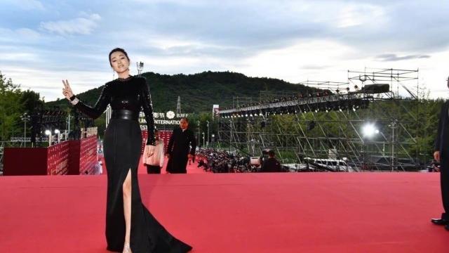 巩俐|恭喜巩俐！时隔15年被提名影后，出席活动造型重回当年封神年代