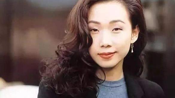 晒晒林忆莲现实中的家，厨房干净得一尘不染，看来平时不怎么做饭