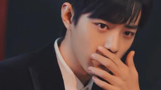 肖战|肖战从顶流到全网黑，给杨紫提裙反被无视，他靠什么固粉？