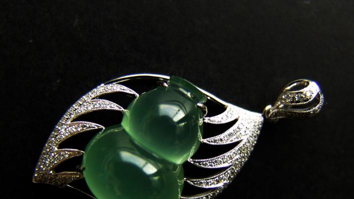 翡翠|玉石和翡翠那个更养人？你知道确切的答案吗？这个问题很难回答