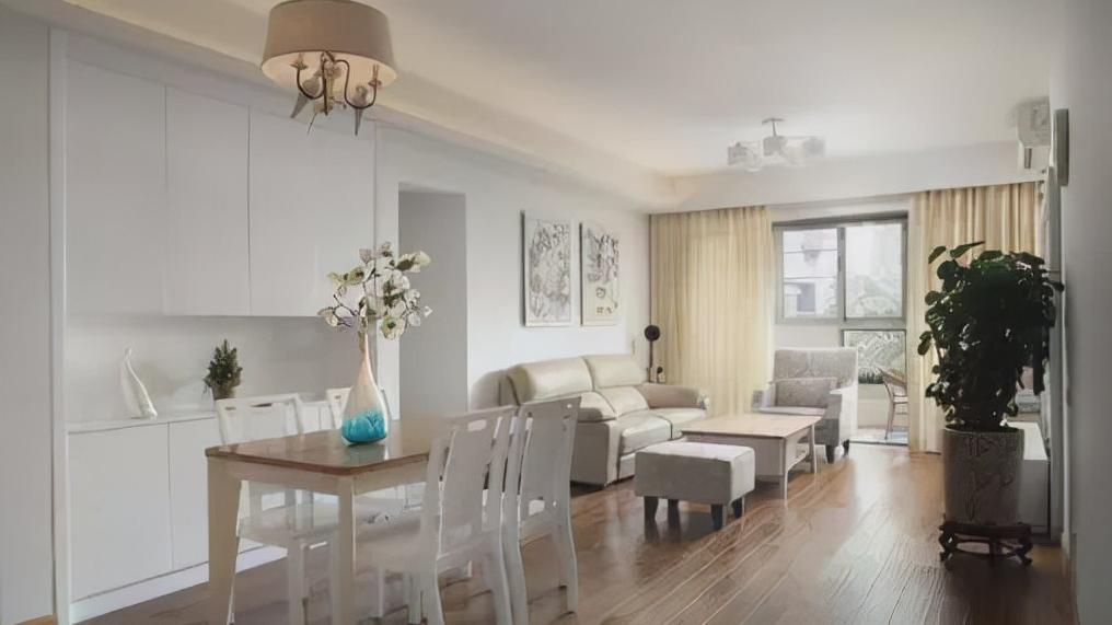 老公坚持穷装修，墙面只刷白墙就入住，完工后全家人都很满意