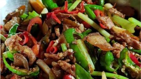 湖南|湖南大哥请客吃饭，点了9个菜摆满桌，朋友却不买账一口都没吃