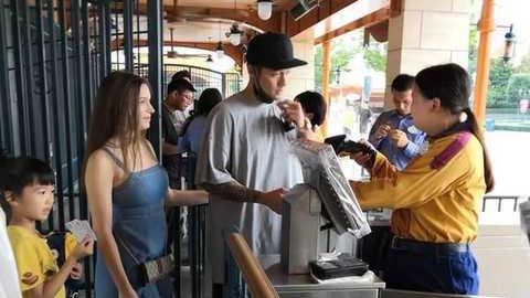 蒋劲夫|令人唏嘘！蒋劲夫自爆转行送外卖，通宵工作满脸倦态，被网友怼后仍微笑