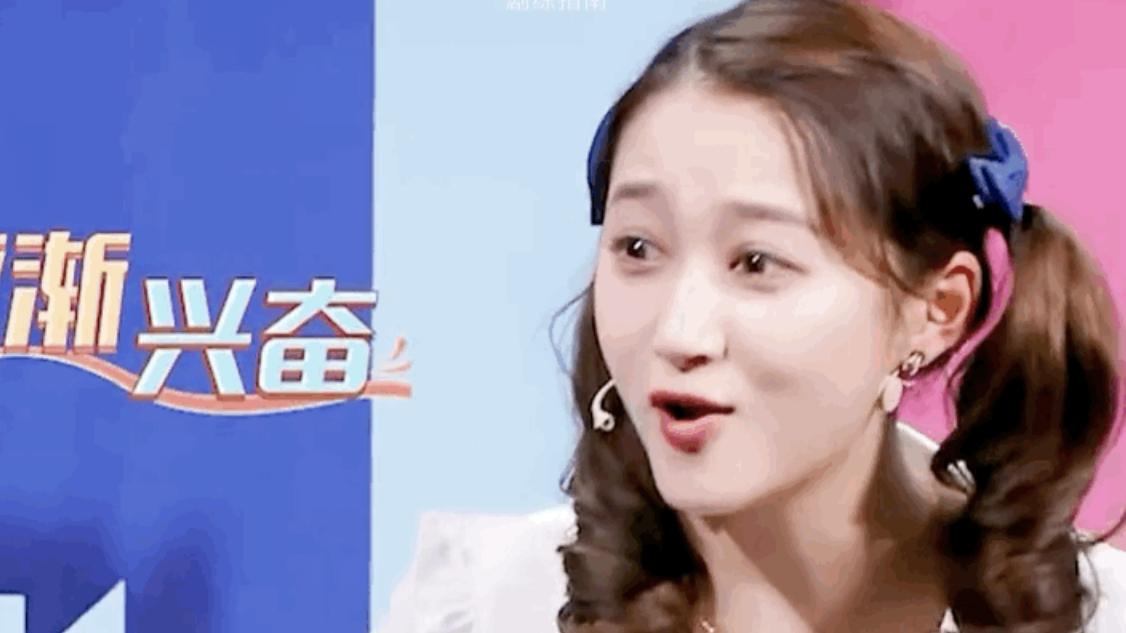 鹿晗|关晓彤深夜醉酒站不稳，被2人搀扶上车，与鹿晗醉酒后的状态一样