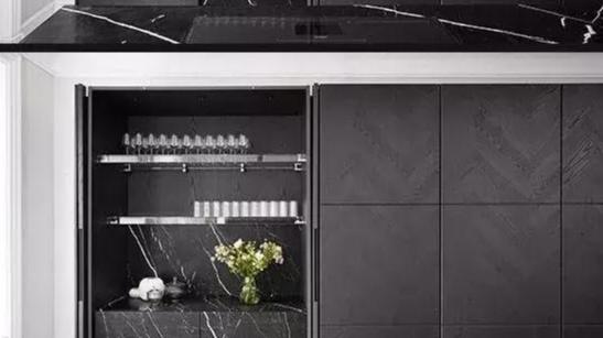 厨房外面加个隐形门，朋友羡慕的想拆房重装！实用性不比大厨房差