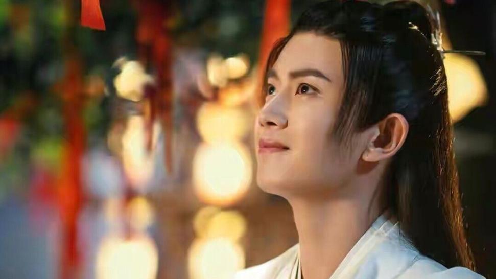 迪丽热巴|迪丽热巴任嘉伦《与君初相识》发布吻戏海报，神仙颜值CP唯美虐恋