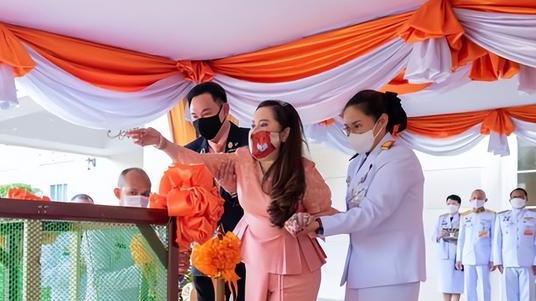 |苏提达小姑子罕出镜，穿粉色泰服祝福哥嫂结婚三周年，憔悴又娇小