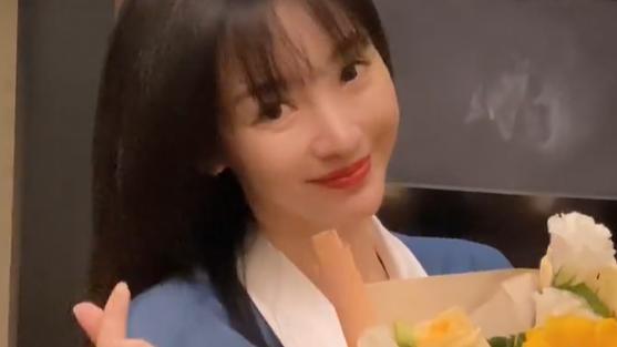 张歆艺|柳岩520收鲜花比心送祝福，穿超短裙跳热舞，妩媚性感