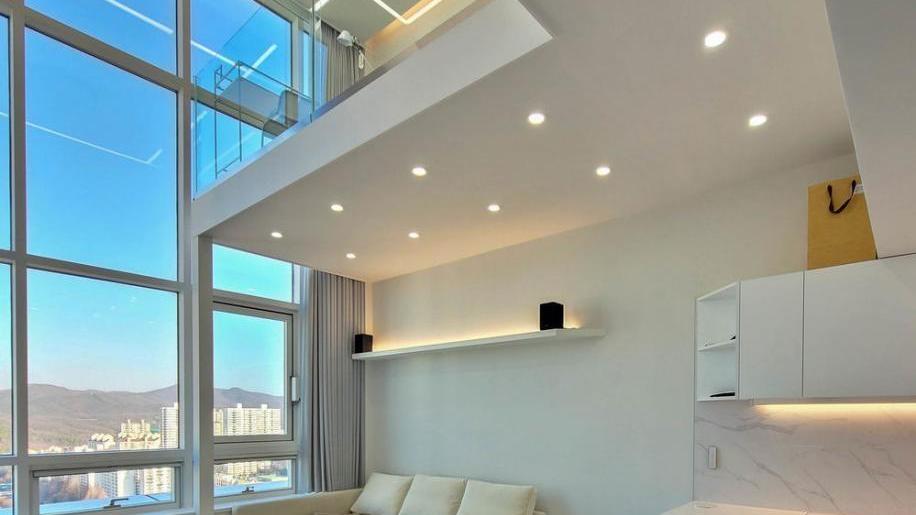 50㎡跃层公寓，装修“简”过头了！全屋刷大白墙，悬空书房很过瘾