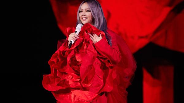 街拍|张惠妹最后一场突当众落泪：我hold不住了！见台下一状况又B哭