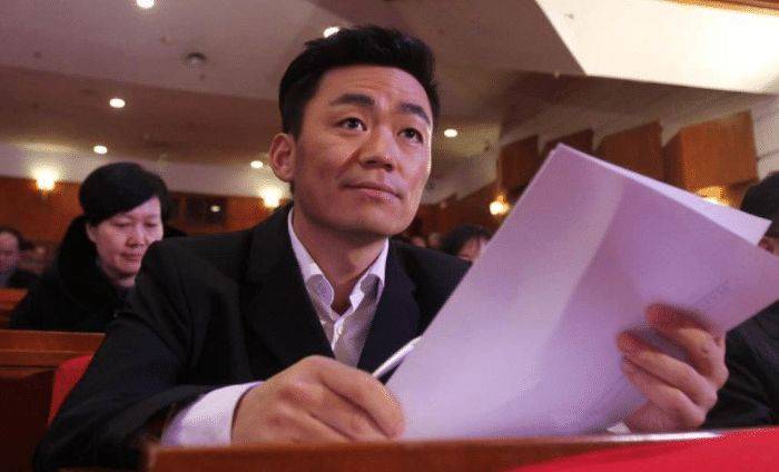 王宝强|王宝强身价上亿，亲哥哥还在村头卖葱油饼？哥哥的回答太扎心！