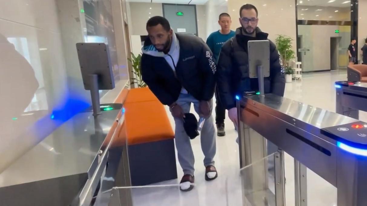 辽宁男篮|辽宁训练更新！弗格逗比，金金小伤，全员单挑，球队27号入住酒店
