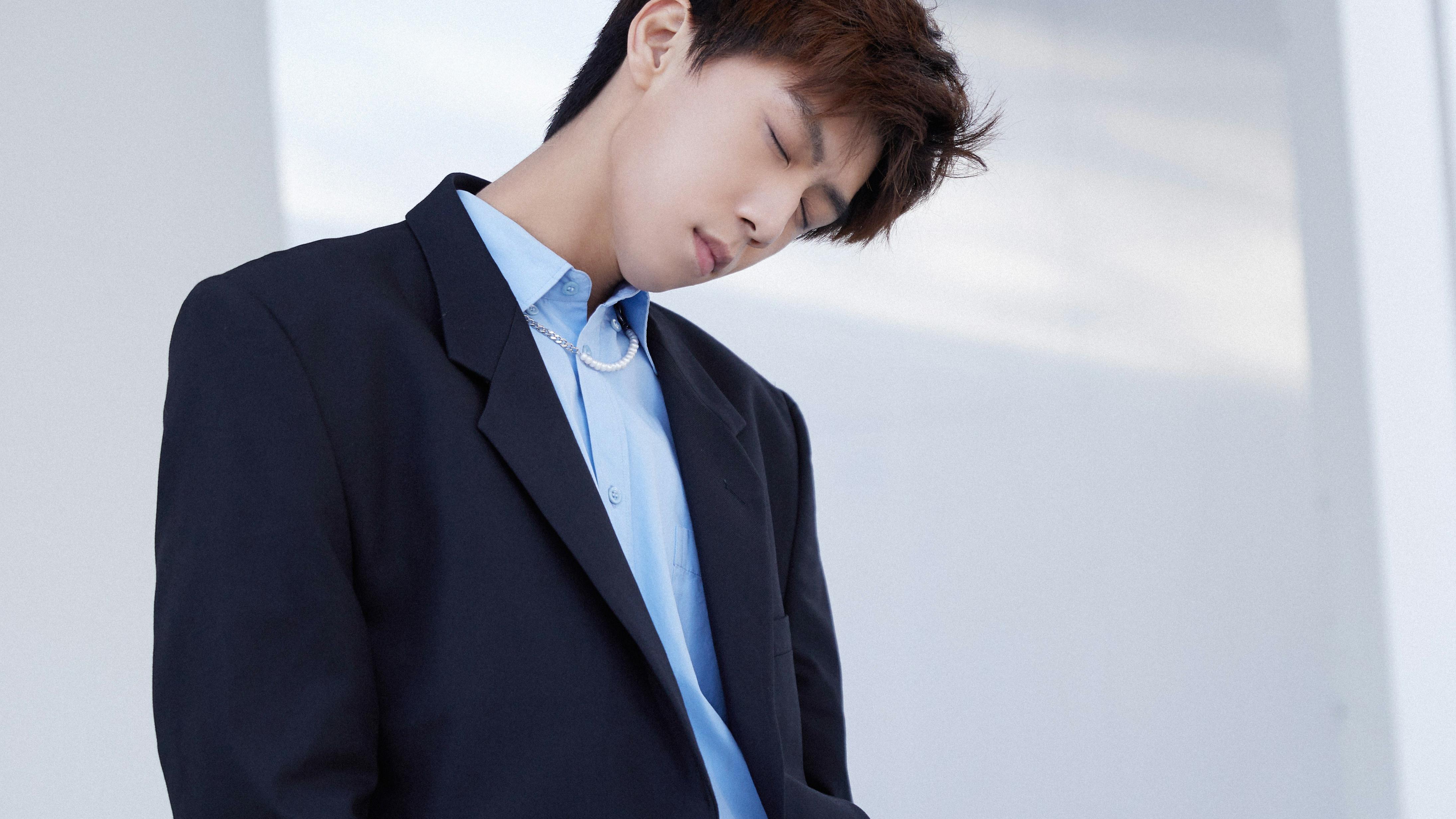 任宥纶|任宥纶西装造型少年感十足 《二进制恋爱》热播爹系男主撩人心弦