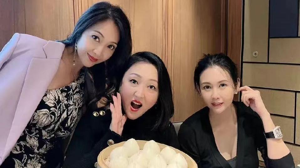 邱淑贞|54岁邱淑贞与好友合影，皮肤松弛略显老态，价值百万的手表抢镜了