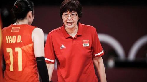 女排|中国女排！3世界冠军相继离队，蔡斌面临危机，郎平退休真聪明？