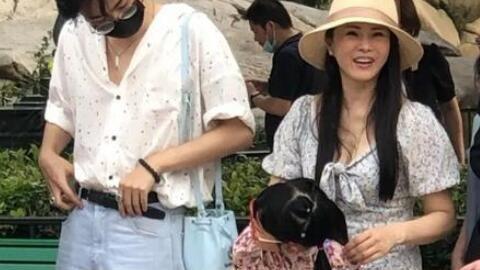 伊能静|伊能静携女拍片，母女穿亲子装似姐妹，5岁米粒时尚感不输明星妈