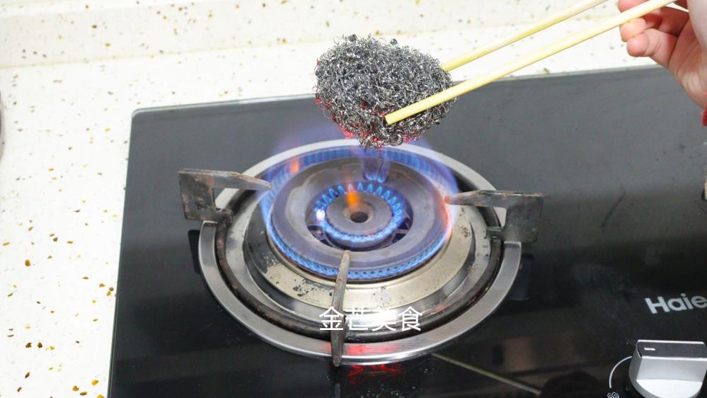 小苏打|钢丝球放火上烧一烧，没想到还有这作用，很多人都不懂，涨知识了