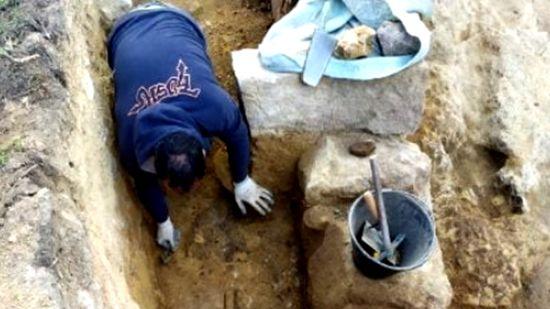 意大利考古学家进行挖掘 发现古代头盔和神庙遗址