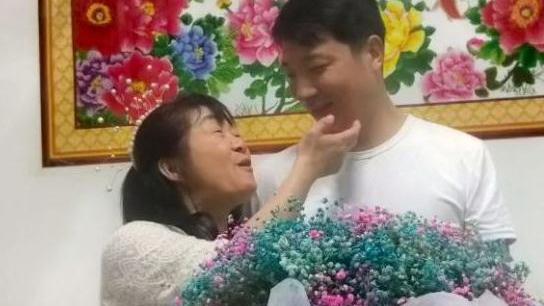 余秀华|46岁余秀华发文爆粗，刘信达喊话残联