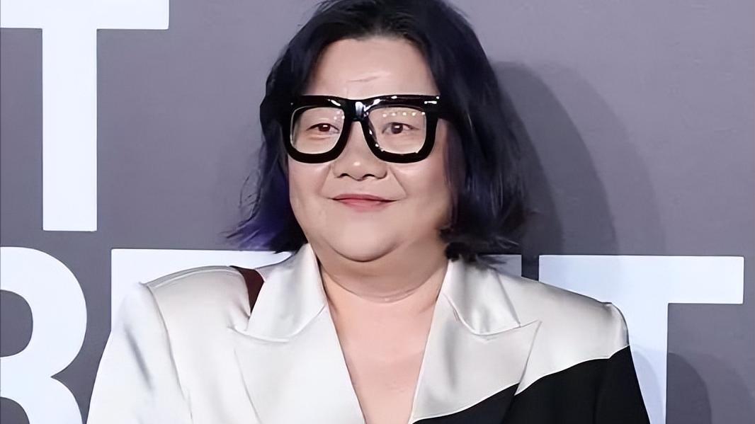 洪晃|继迪奥眯眯眼后 国际名流洪晃力挺人教版 还怼网友：缺乏审美多元