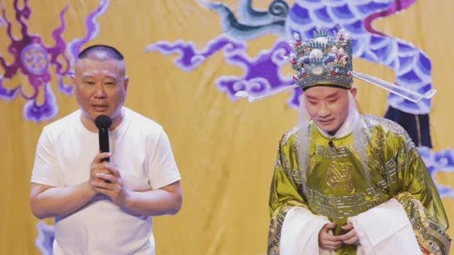 郭德纲|郭德纲惊喜空降三庆园，近照一言难尽，难怪烧饼孟鹤堂都哭红了眼！