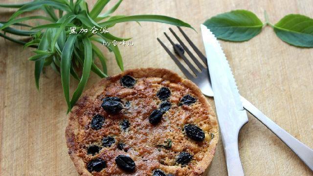 黑加仑派馅料中加入了自己磨的杏仁颗粒，味道香香的，真是好吃