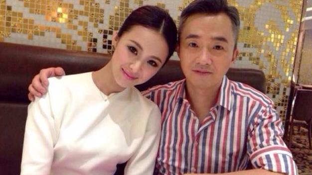 参观程雷住的豪宅，衣帽间设计相当豪华，做了一整面墙的柜子