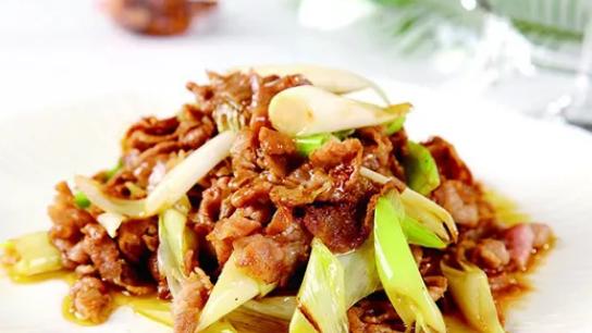 清真|葱爆羊肉，是一道大众清真风味菜肴，突出香嫩味浓的风味特色