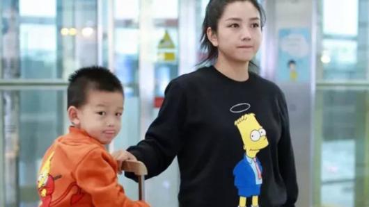 男士发型 何洁瘦下来真变美不少，卡通卫衣配高马尾，活力满满嫩成18岁少女