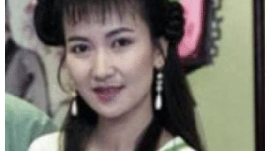 古装剧|曾经的古装女神只靠一根发带足矣，如今穿金戴银土味十足