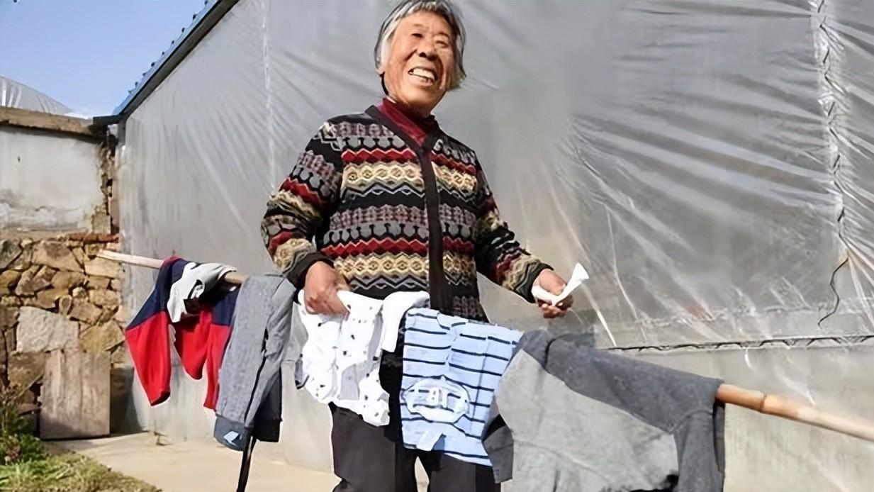 “袖珍妈妈”刘兆兰：1.3米身高照顾瘫痪丈夫40年，培养出留美博士