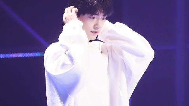 肖战|视频平台发布4位偶像《怼脸拍大赏》，肖战并未缺席，评价是男神