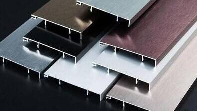 你还在给踢脚线交智商税？实木材质已经过时，铝合金材质才是王道