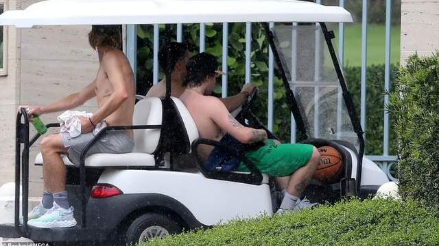 小贝|小贝23岁长子婚礼前运动，赤膊露松软肚腩，豪宅内需开电瓶车代步