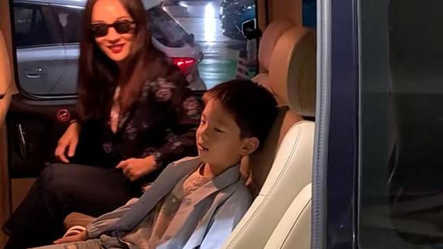 霍思燕|霍思燕带儿子嗯哼出机场，杜江并未现身，嗯哼比妈妈更热情