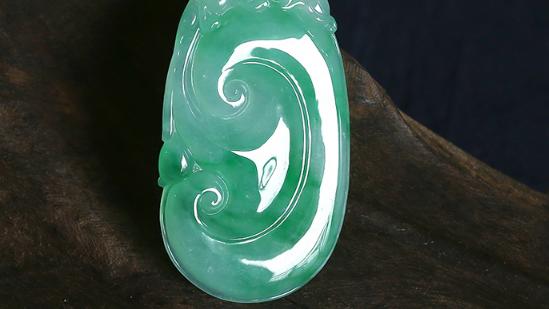 翡翠手镯|好多人都好奇，翡翠手镯戴的时间久了会变种吗？还是会越戴越透亮