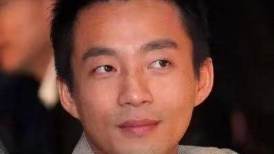 汪小菲|汪小菲发文回应，张颖颖最新视频中无名指戒指抢镜